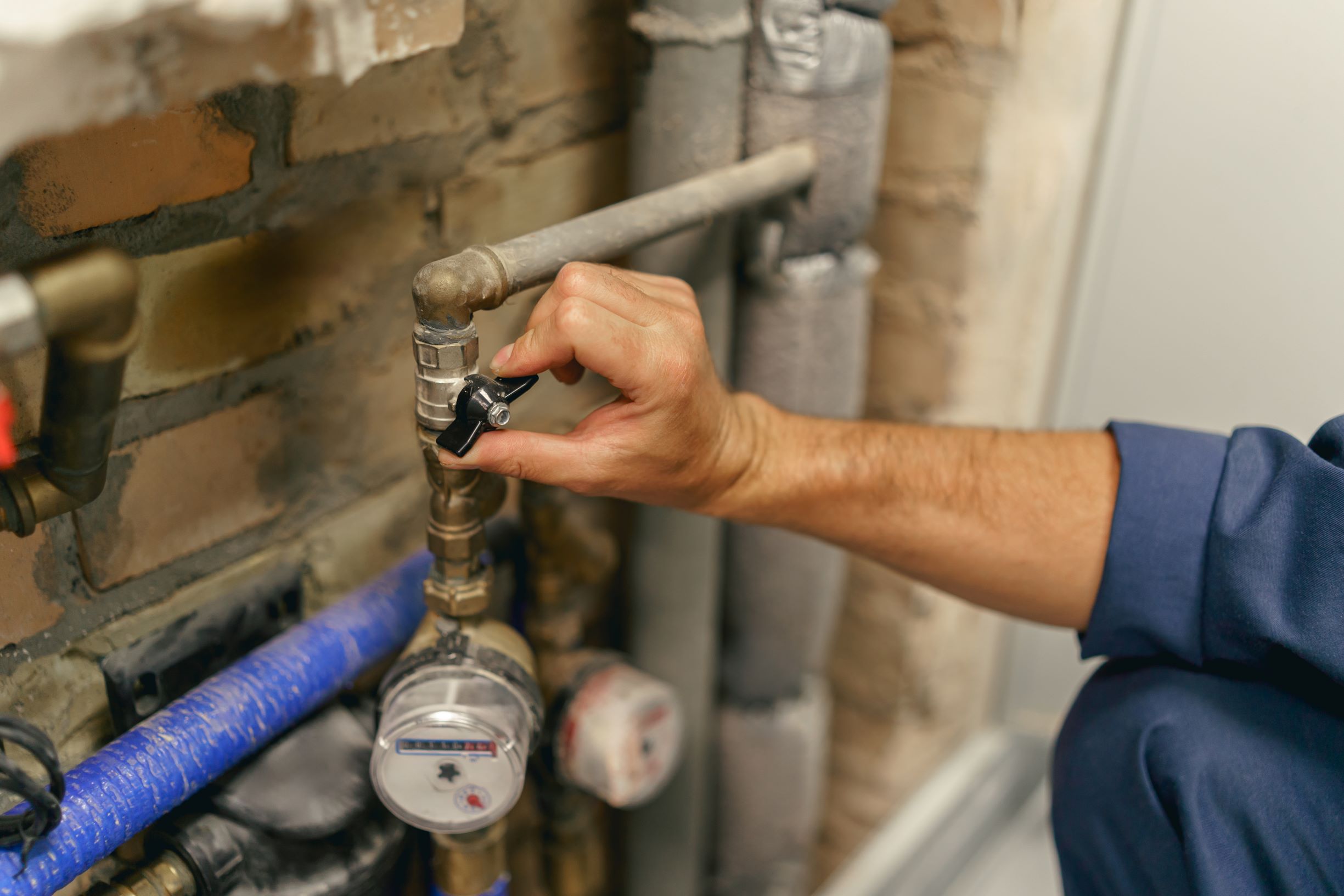 plumber hand is going to turn off the valve of wat 2026 03 20 00 52 58 utc1